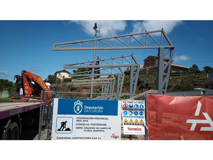 MONTAJE GRADERÍO EN CAMPO DE FÚTBOL (PONTEDEUME)