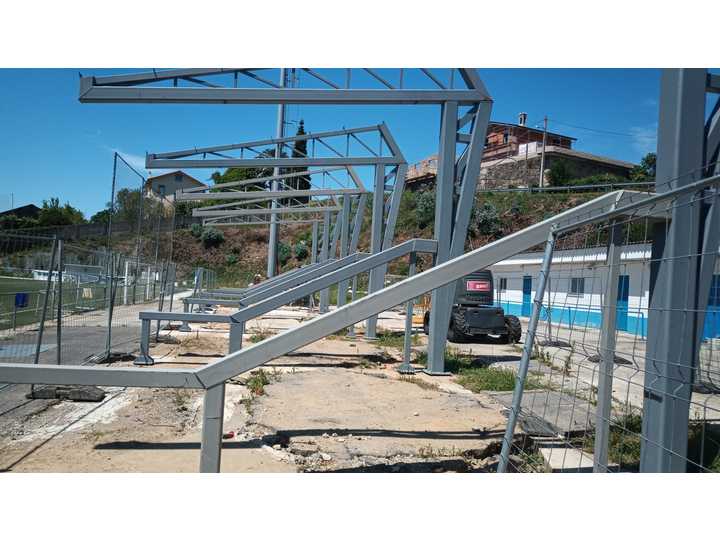 MONTAJE GRADERÍO EN CAMPO DE FÚTBOL (PONTEDEUME)