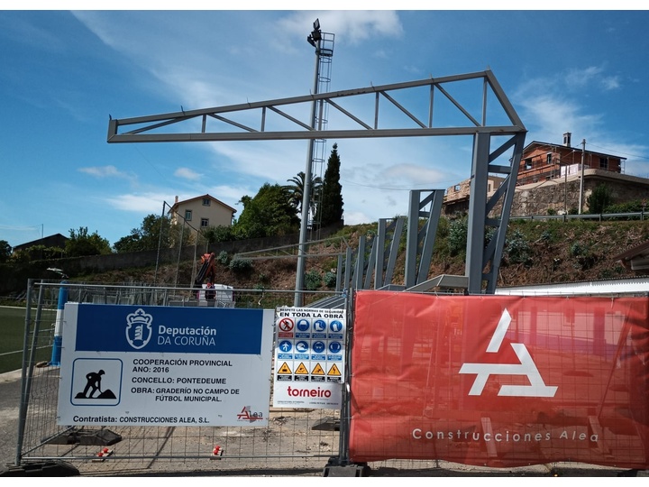 MONTAJE GRADERÍO EN CAMPO DE FÚTBOL (PONTEDEUME)