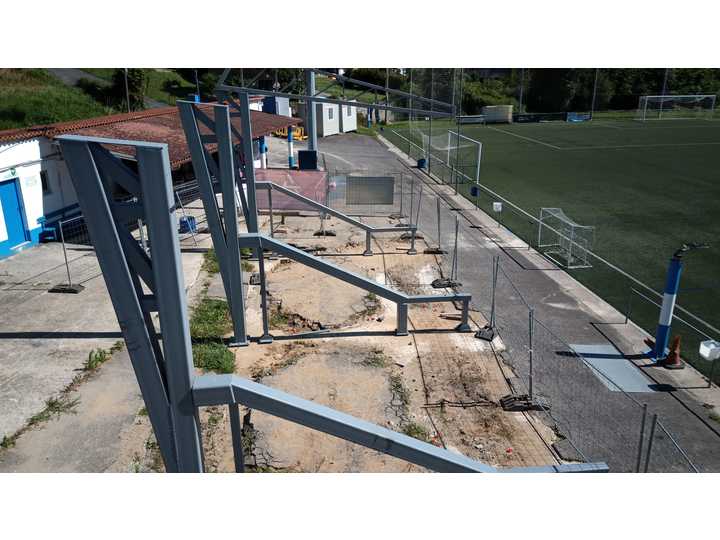 MONTAJE GRADERÍO EN CAMPO DE FÚTBOL (PONTEDEUME)