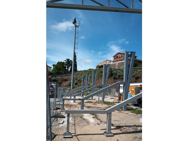 MONTAJE GRADERÍO EN CAMPO DE FÚTBOL (PONTEDEUME)