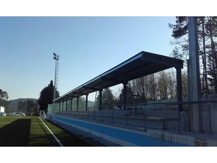 Estructura y cubierta metálica de gradas en Campo de Futbol A Lomba (Ponteareas)