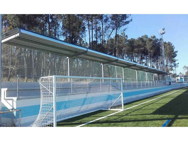 Estructura y cubierta metálica de gradas en Campo de Futbol A Lomba (Ponteareas)